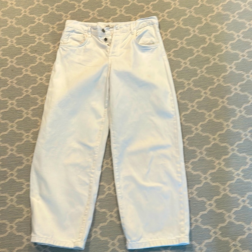 Zara white jeans with a wide leg and tapered at the ankle in size 6